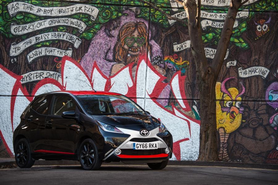  Toyota Aygo x-press 5-Door 2017 года  (UK) (фото 15 из 18)